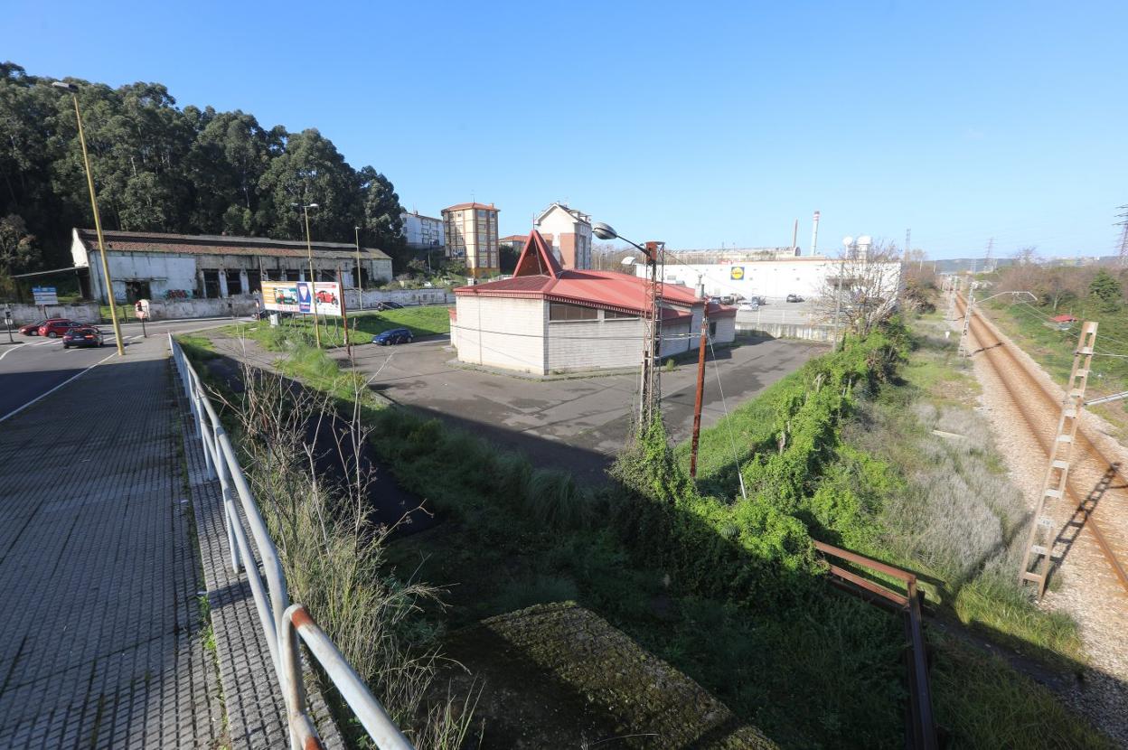 Parcela municipal que se unirá al nuevo aparcamiento que construirá Lidl en su proyecto de ampliación en La Maruca. 