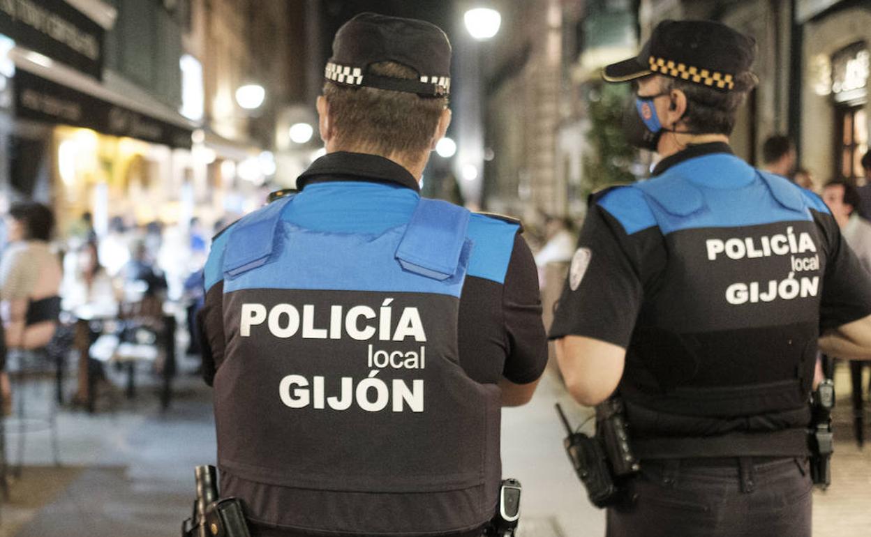 Dos policias locales en el centro de Gijón. 