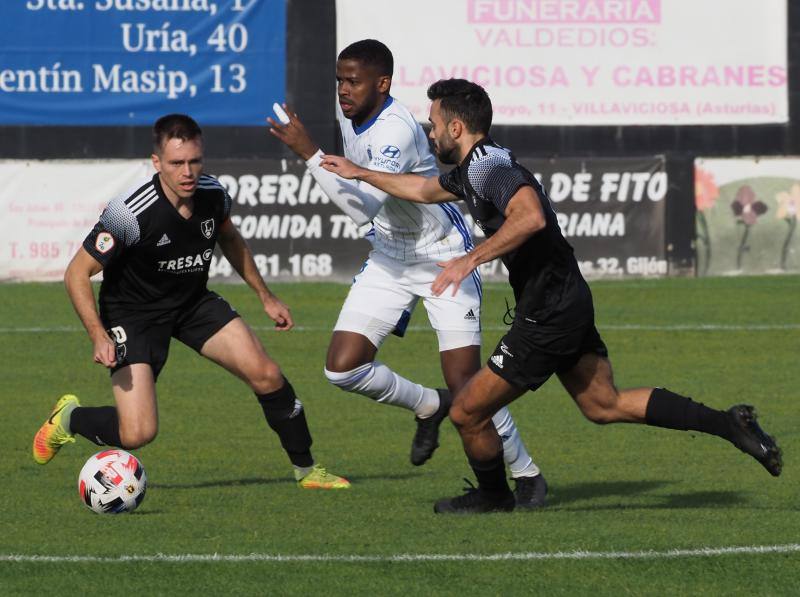 El partido en imágenes entre el Lealtad y el Vetusta disputado este domingo en Les Caleyes, que se saldó con un empate a cero.