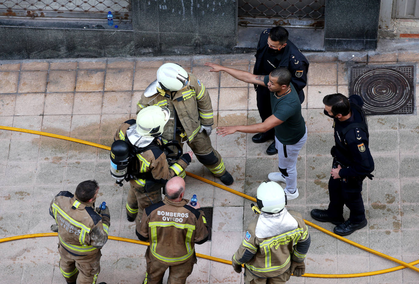 Dos personas tuvieron que ser trasladadas este domingo al HUCA a consecuencia de un incendio que se declaró en un bloque de viviendas en la calle Teodoro Cuesta de Ciudad Naranco.