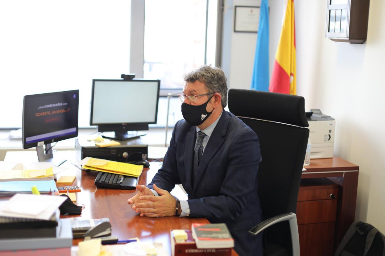 Joaquín Colubi, en su despacho del Palacio de Justicia de Avilés. 