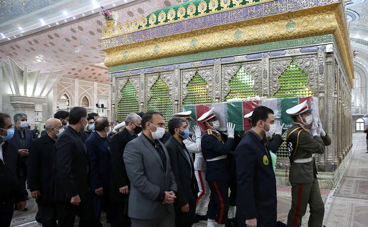 Entierro del científico asesinado. 