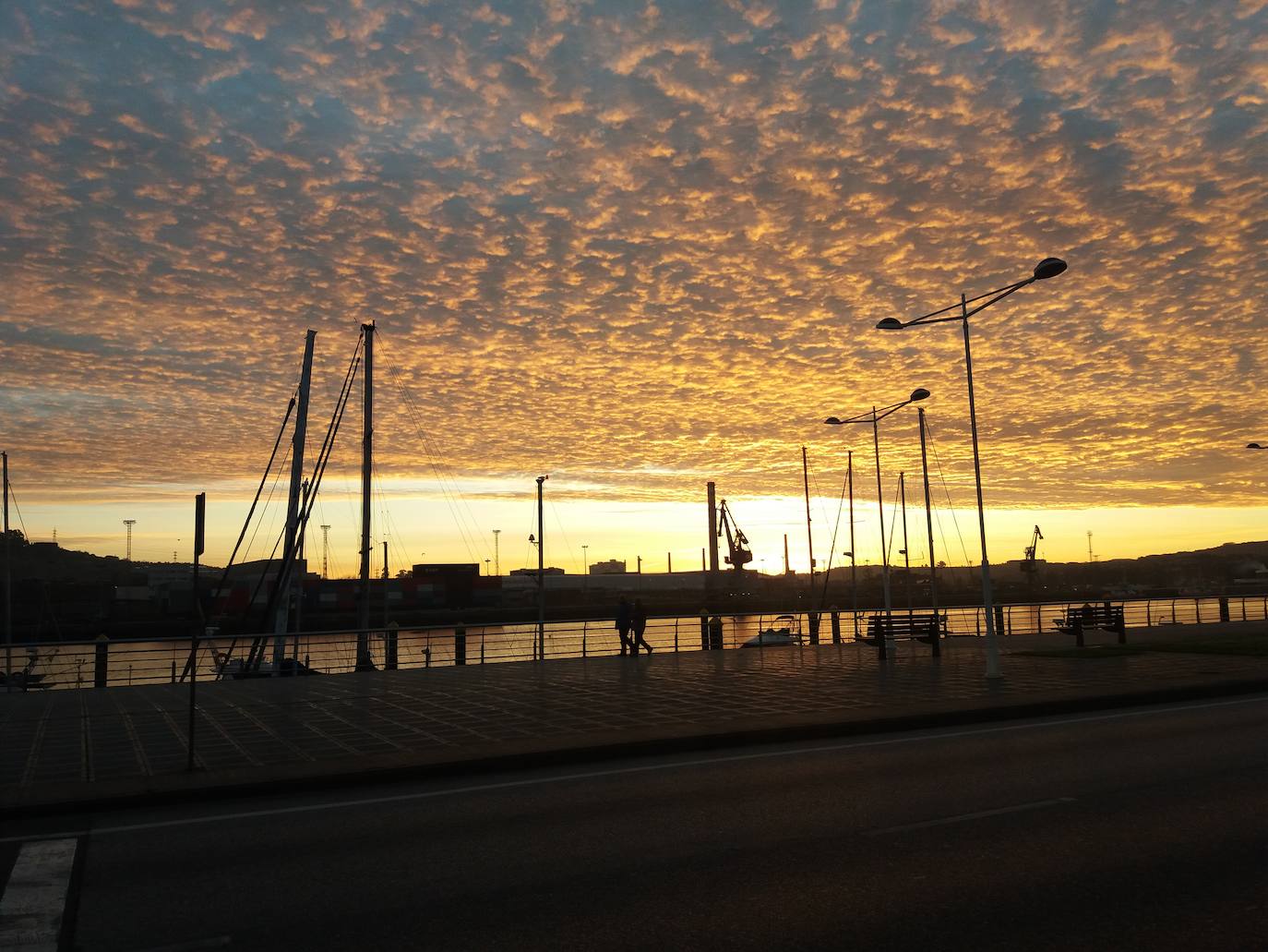 Estas cien imágenes son una selección de las fotografías captadas por los asturianos a lo largo de este año y que optaron a formar parte del calendario 'Escenas de Asturias', el concurso convocado por EL COMERCIO con el patrocinio del grupo El Gaitero. 