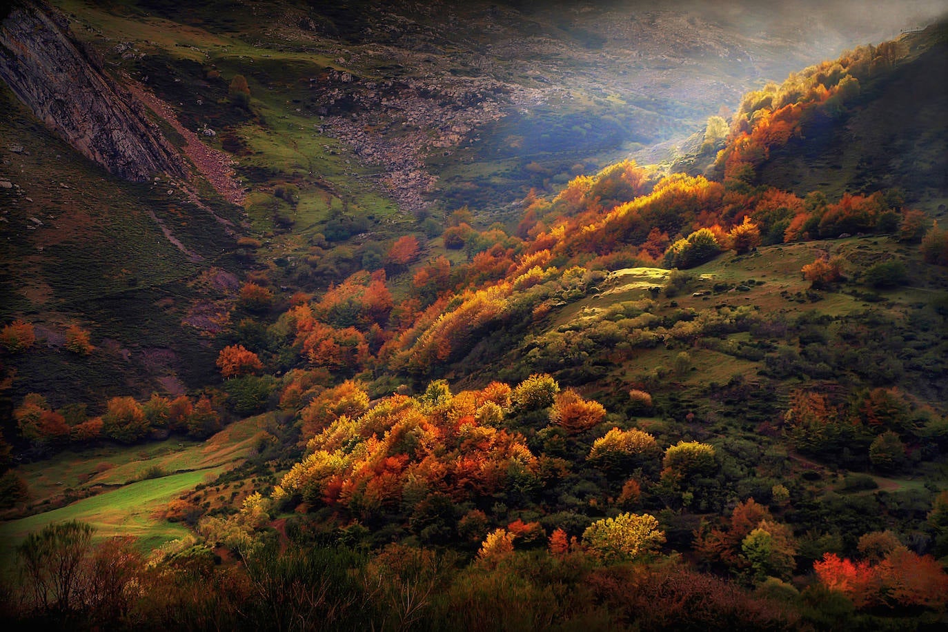 Estas cien imágenes son una selección de las fotografías captadas por los asturianos a lo largo de este año y que optaron a formar parte del calendario 'Escenas de Asturias', el concurso convocado por EL COMERCIO con el patrocinio del grupo El Gaitero. 