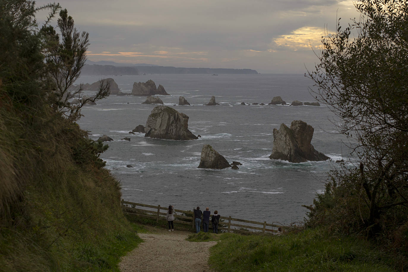 Estas cien imágenes son una selección de las fotografías captadas por los asturianos a lo largo de este año y que optaron a formar parte del calendario 'Escenas de Asturias', el concurso convocado por EL COMERCIO con el patrocinio del grupo El Gaitero. 