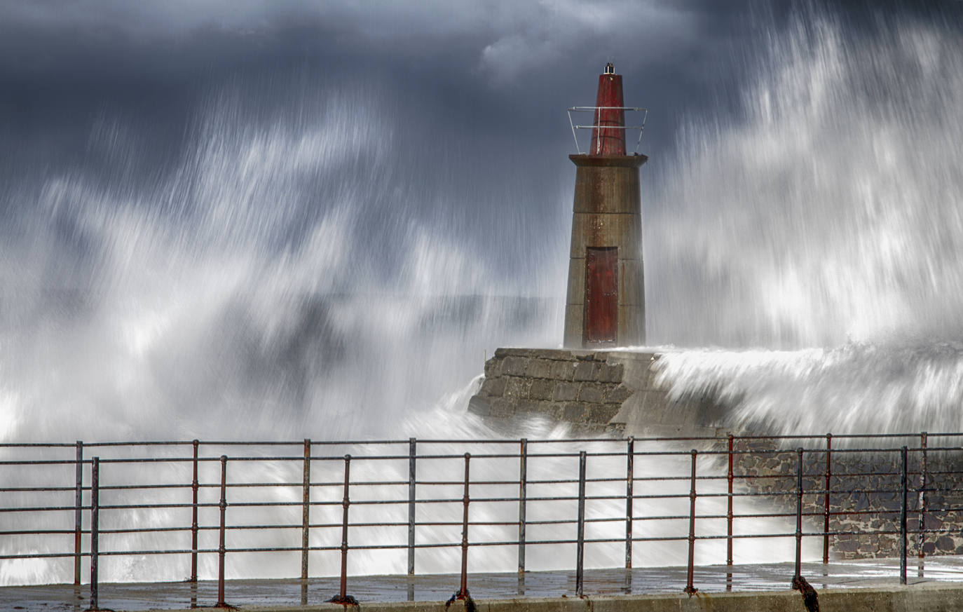 Estas cien imágenes son una selección de las fotografías captadas por los asturianos a lo largo de este año y que optaron a formar parte del calendario 'Escenas de Asturias', el concurso convocado por EL COMERCIO con el patrocinio del grupo El Gaitero. 
