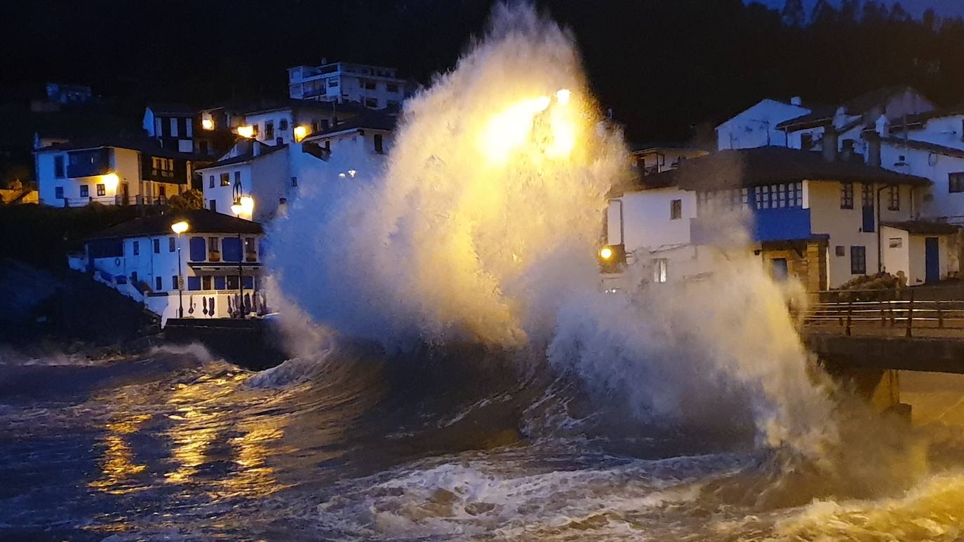 Estas cien imágenes son una selección de las fotografías captadas por los asturianos a lo largo de este año y que optaron a formar parte del calendario 'Escenas de Asturias', el concurso convocado por EL COMERCIO con el patrocinio del grupo El Gaitero. 
