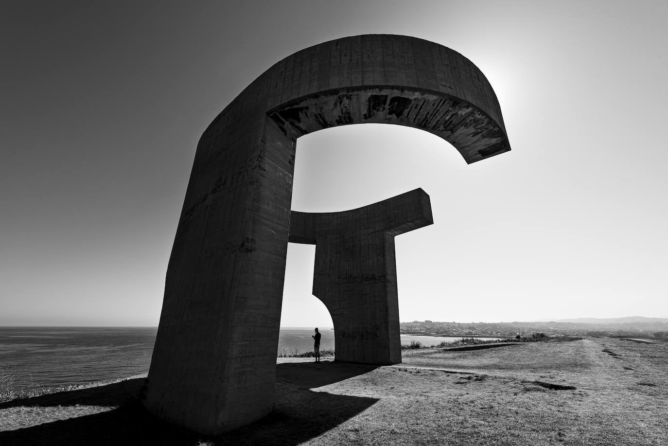 Estas cien imágenes son una selección de las fotografías captadas por los asturianos a lo largo de este año y que optaron a formar parte del calendario 'Escenas de Asturias', el concurso convocado por EL COMERCIO con el patrocinio del grupo El Gaitero. 