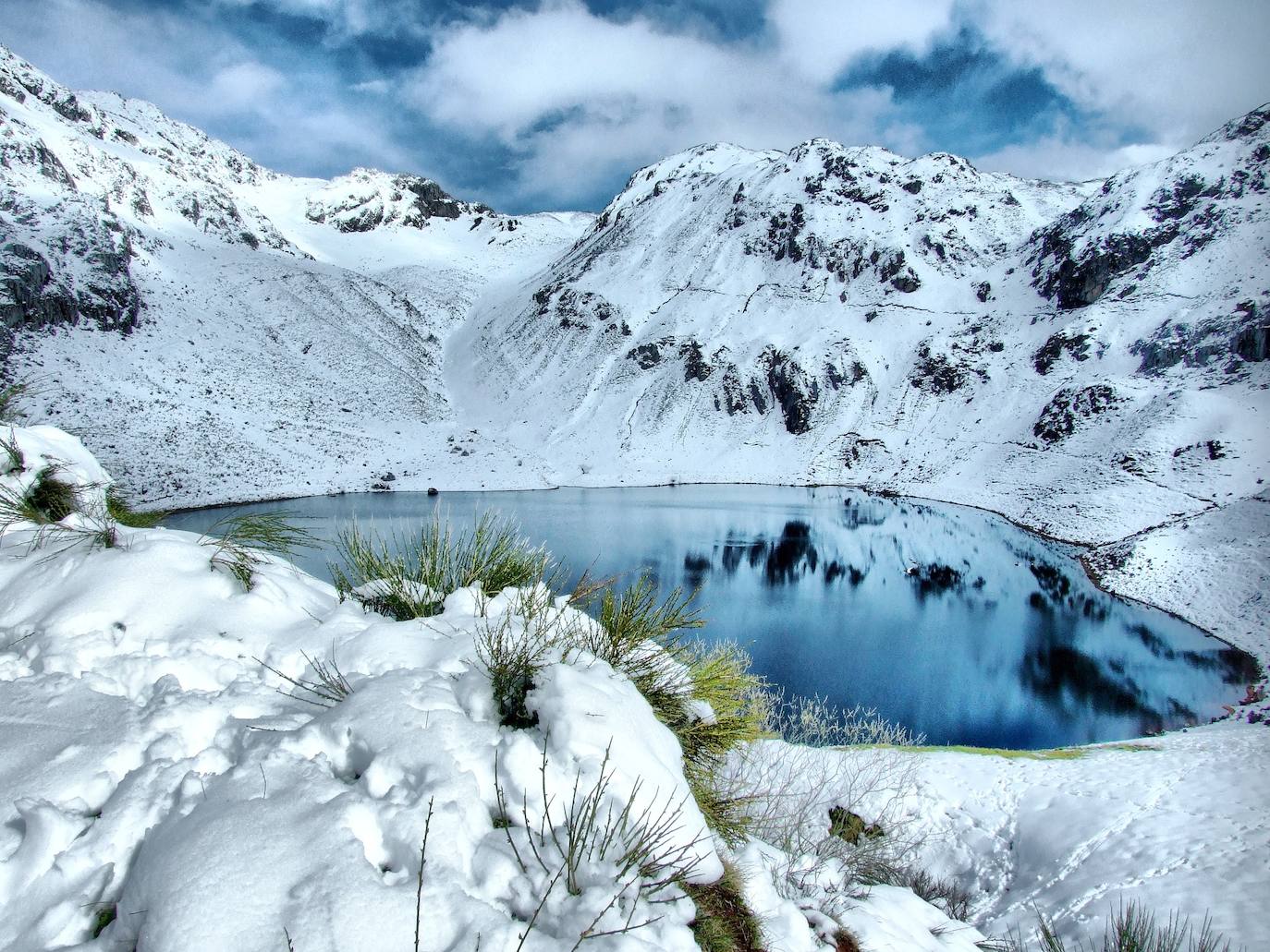 Estas cien imágenes son una selección de las fotografías captadas por los asturianos a lo largo de este año y que optaron a formar parte del calendario 'Escenas de Asturias', el concurso convocado por EL COMERCIO con el patrocinio del grupo El Gaitero. 