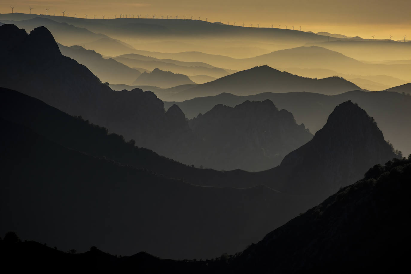 Estas cien imágenes son una selección de las fotografías captadas por los asturianos a lo largo de este año y que optaron a formar parte del calendario 'Escenas de Asturias', el concurso convocado por EL COMERCIO con el patrocinio del grupo El Gaitero. 