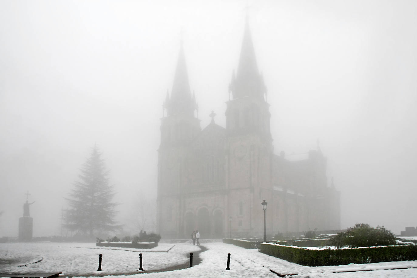 Estas cien imágenes son una selección de las fotografías captadas por los asturianos a lo largo de este año y que optaron a formar parte del calendario 'Escenas de Asturias', el concurso convocado por EL COMERCIO con el patrocinio del grupo El Gaitero. 