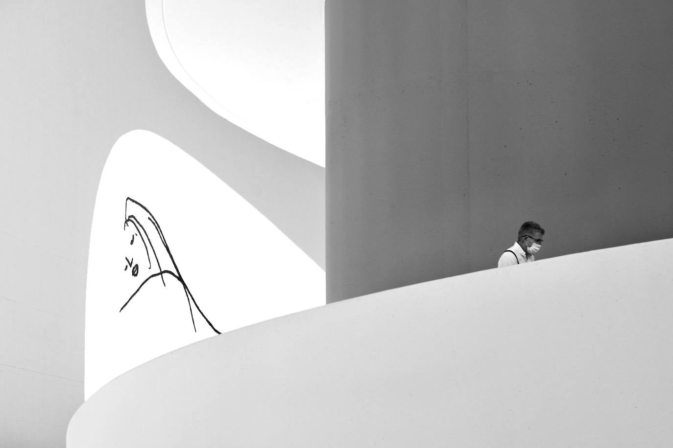 Estas cien imágenes son una selección de las fotografías captadas por los asturianos a lo largo de este año y que optaron a formar parte del calendario 'Escenas de Asturias', el concurso convocado por EL COMERCIO con el patrocinio del grupo El Gaitero. 