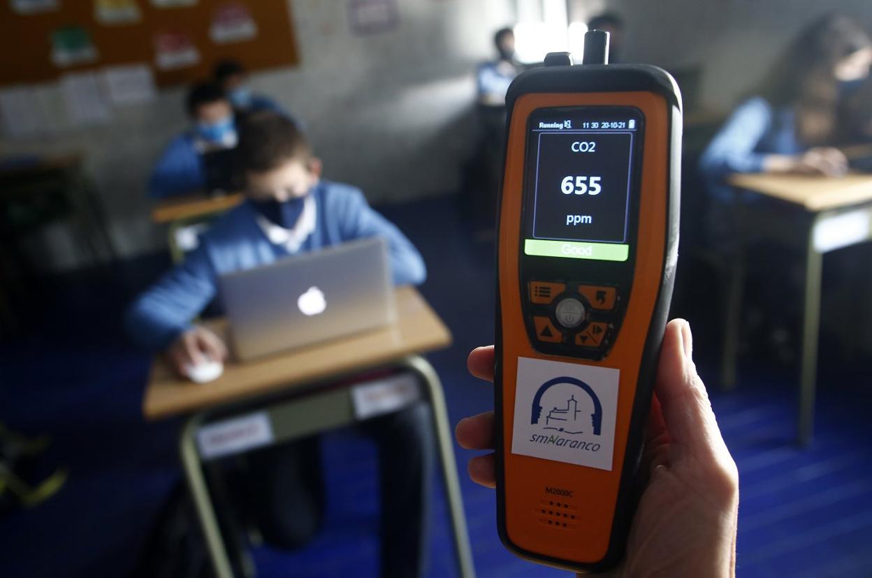 Medidor de CO2 en el colegio Santa María del Naranco. 