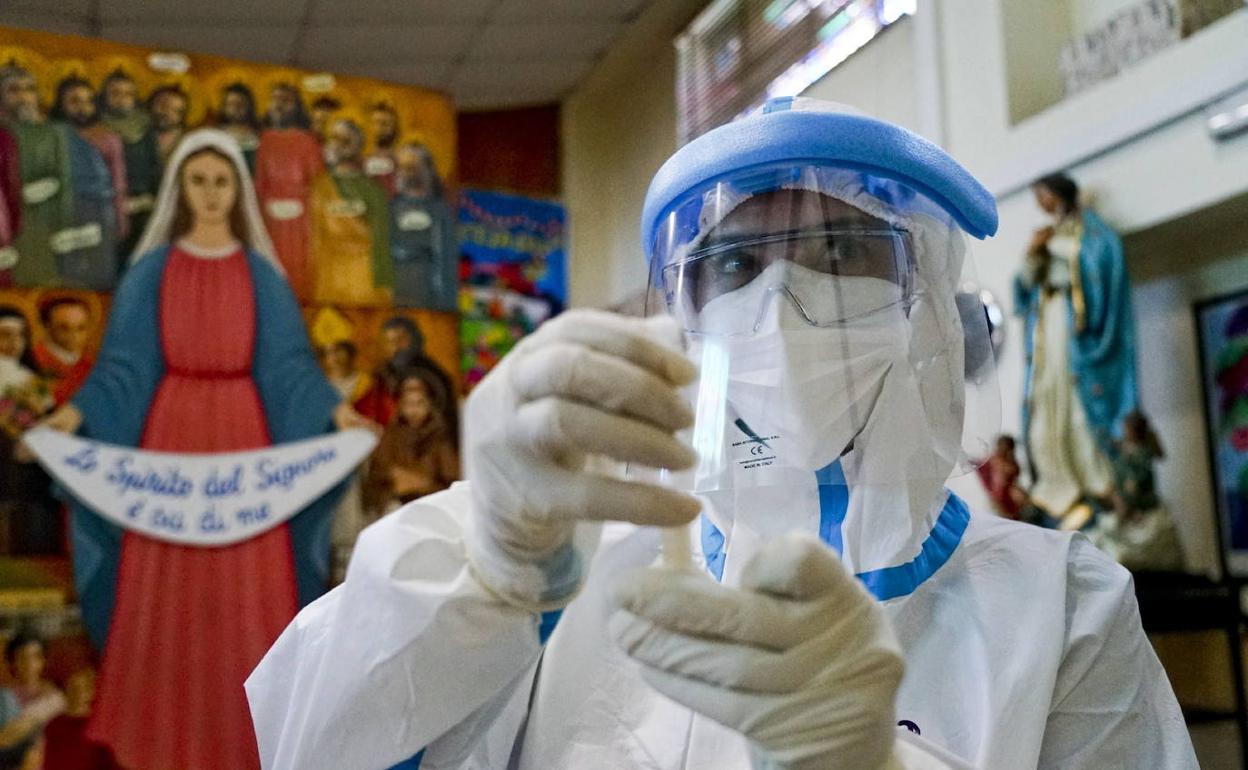 Un sanitario hace las pruebas gratuitas en la iglesia napolitana de San Severo Fuori Le Mura.