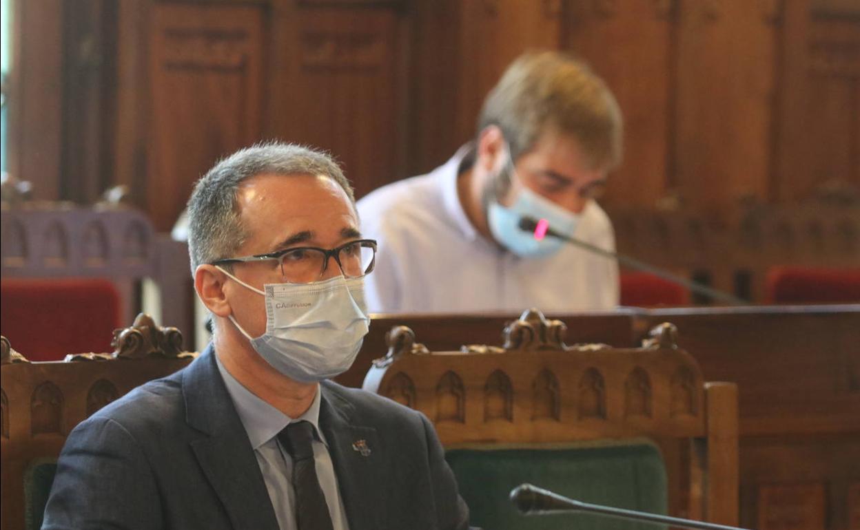 El consejero de Salud, Pablo Fernández, durante la comparecencia en la Junta General.