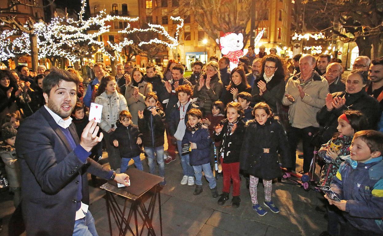 Actuación del ilusionista José Castiñeira en la plaza de San Miguel en una de las actividades de la Semana de la Magia de Gijón