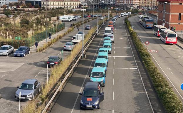 Caravana de vehículos de hosteleros y proveedores por el centro de Gijón.