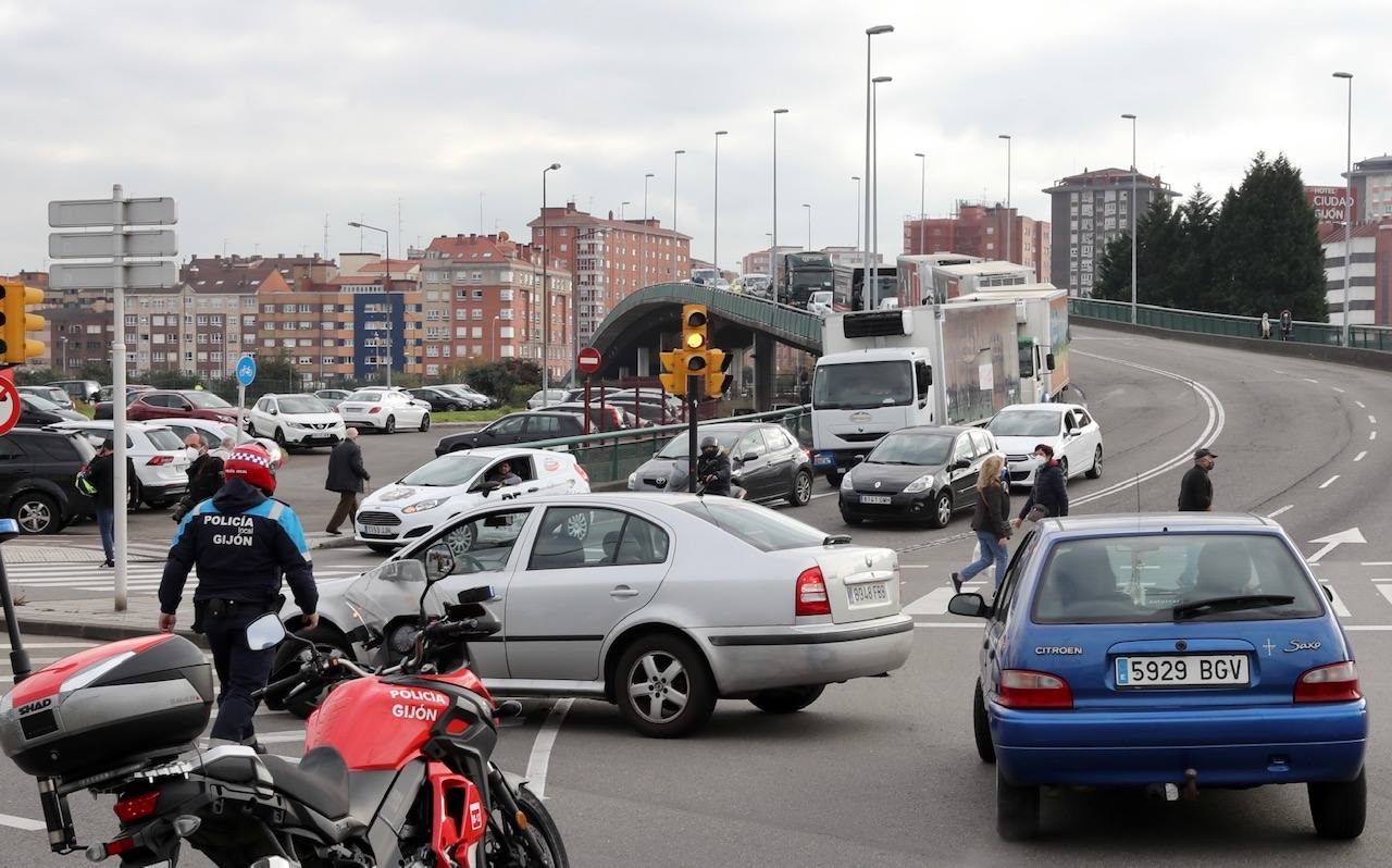 La hostelería intensifica sus movilizaciones. Hoy, una caravana a la que se han sumado también los proveedores del sector, ha colapsado el centro de Gijón en protesta por una situación «angustiosa e inaguantable».