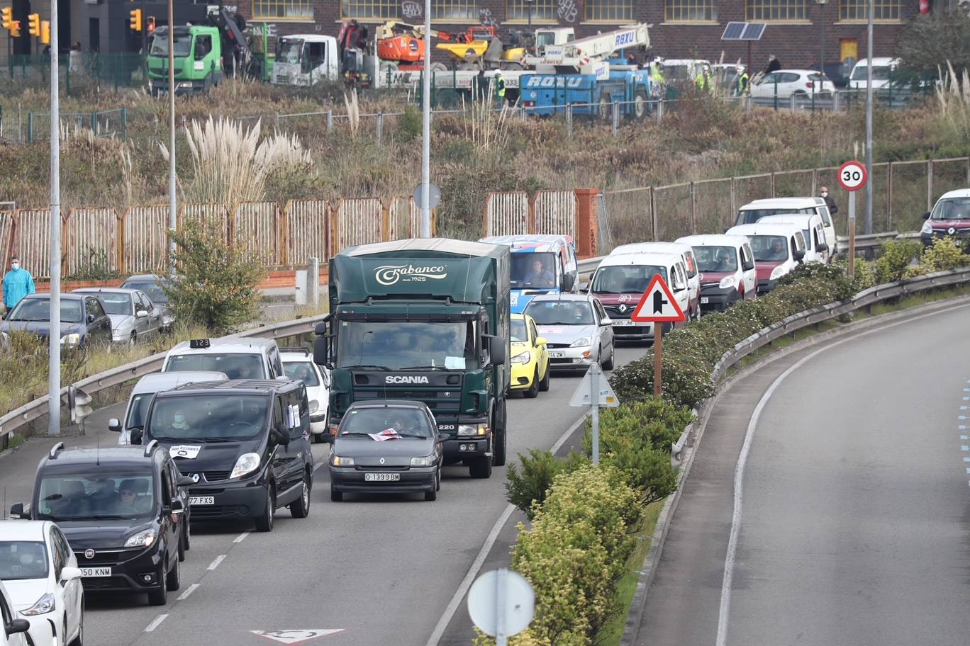 La hostelería intensifica sus movilizaciones. Hoy, una caravana a la que se han sumado también los proveedores del sector, ha colapsado el centro de Gijón en protesta por una situación «angustiosa e inaguantable».