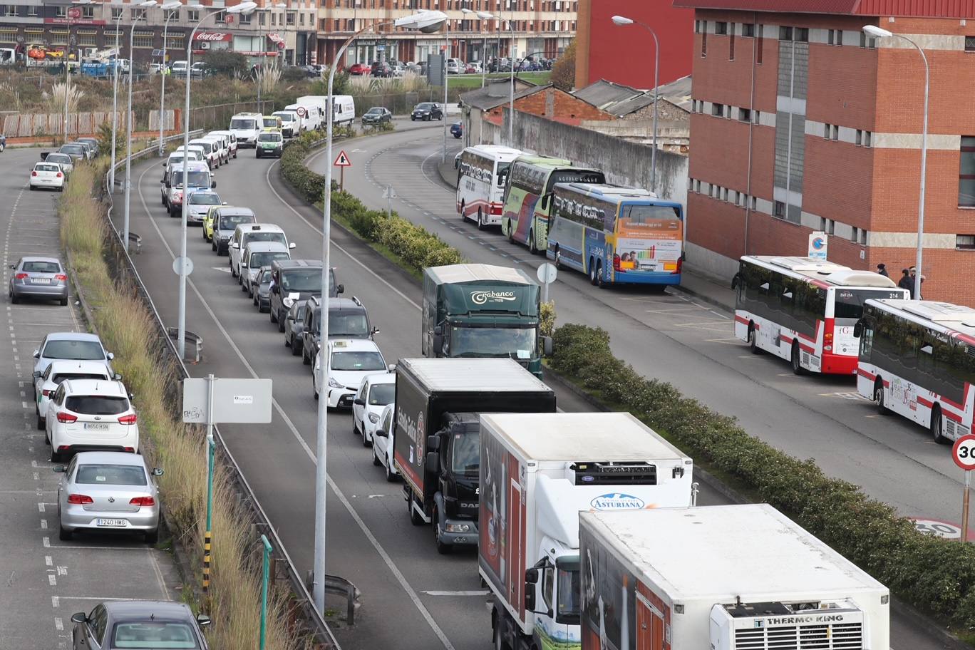 La hostelería intensifica sus movilizaciones. Hoy, una caravana a la que se han sumado también los proveedores del sector, ha colapsado el centro de Gijón en protesta por una situación «angustiosa e inaguantable».