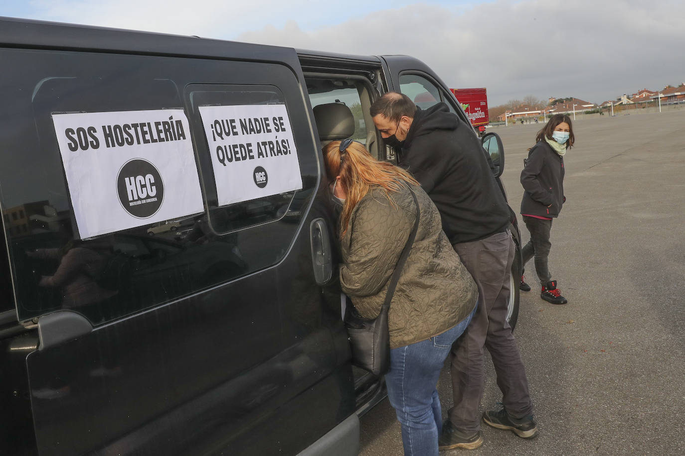 La hostelería intensifica sus movilizaciones. Hoy, una caravana a la que se han sumado también los proveedores del sector, ha colapsado el centro de Gijón en protesta por una situación «angustiosa e inaguantable».