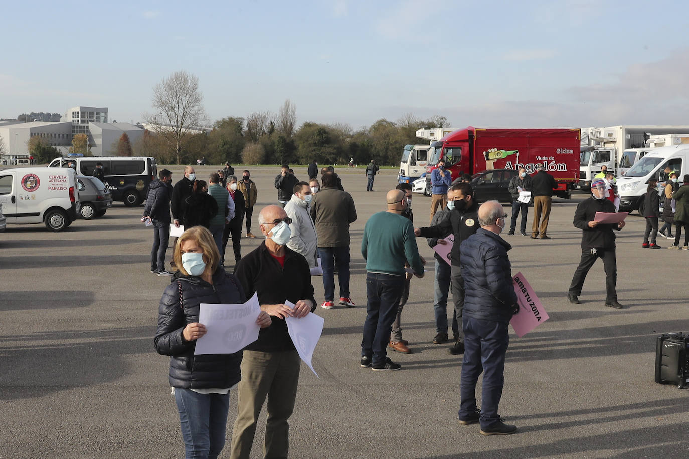 La hostelería intensifica sus movilizaciones. Hoy, una caravana a la que se han sumado también los proveedores del sector, ha colapsado el centro de Gijón en protesta por una situación «angustiosa e inaguantable».