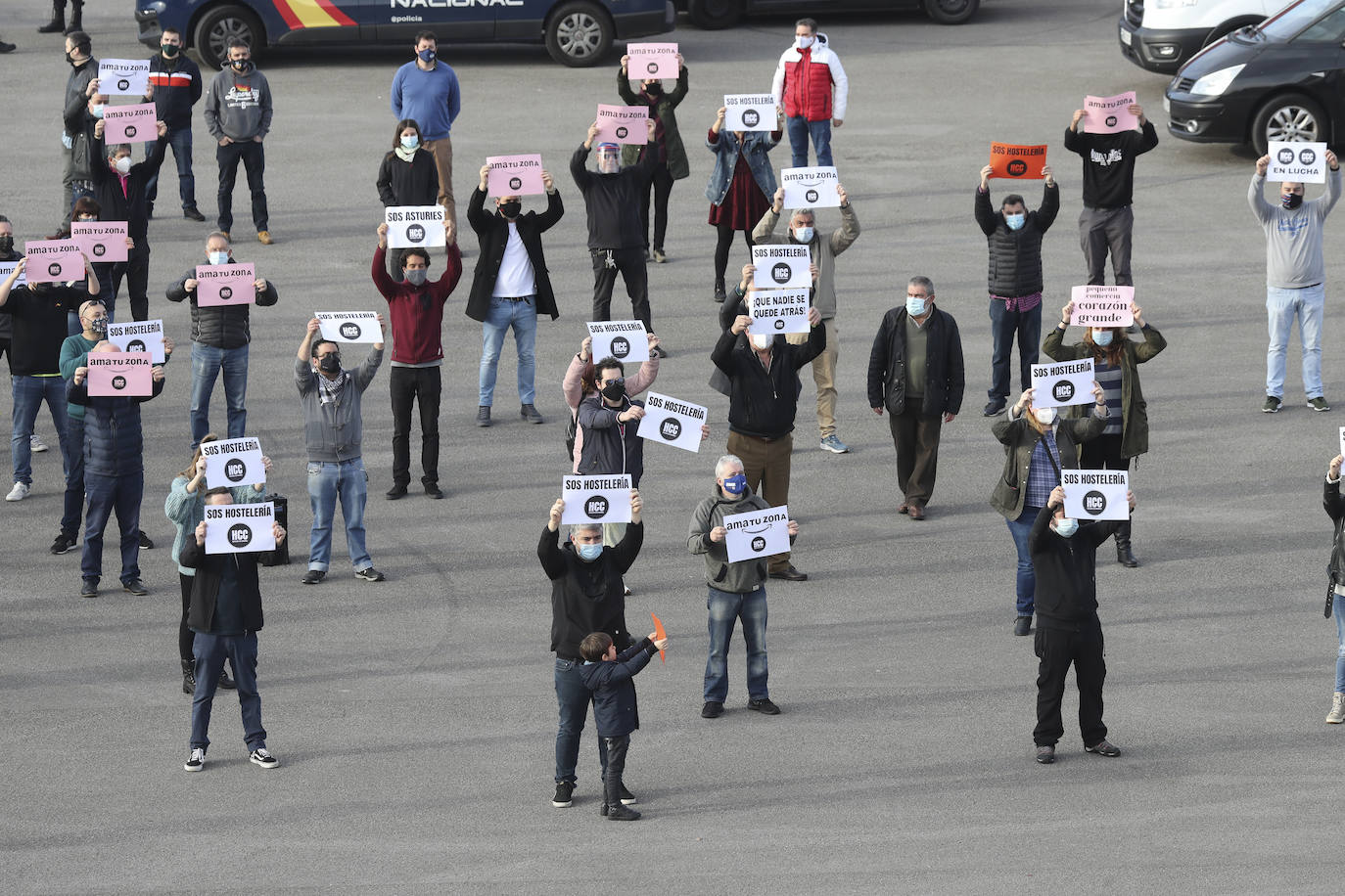 La hostelería intensifica sus movilizaciones. Hoy, una caravana a la que se han sumado también los proveedores del sector, ha colapsado el centro de Gijón en protesta por una situación «angustiosa e inaguantable».