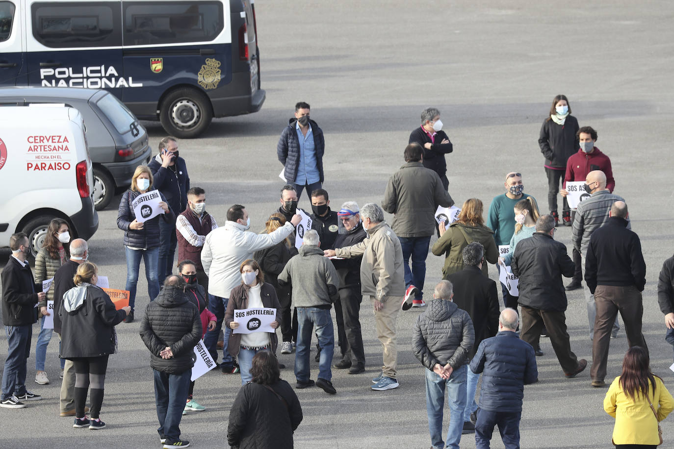 La hostelería intensifica sus movilizaciones. Hoy, una caravana a la que se han sumado también los proveedores del sector, ha colapsado el centro de Gijón en protesta por una situación «angustiosa e inaguantable».