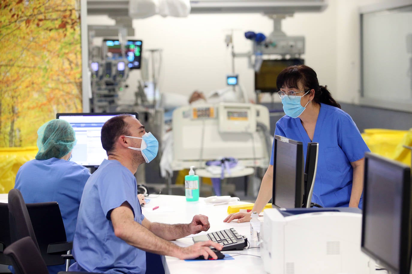 Sanitarios trabajando en en la UCI del Huca durante la primera ola de la pademia