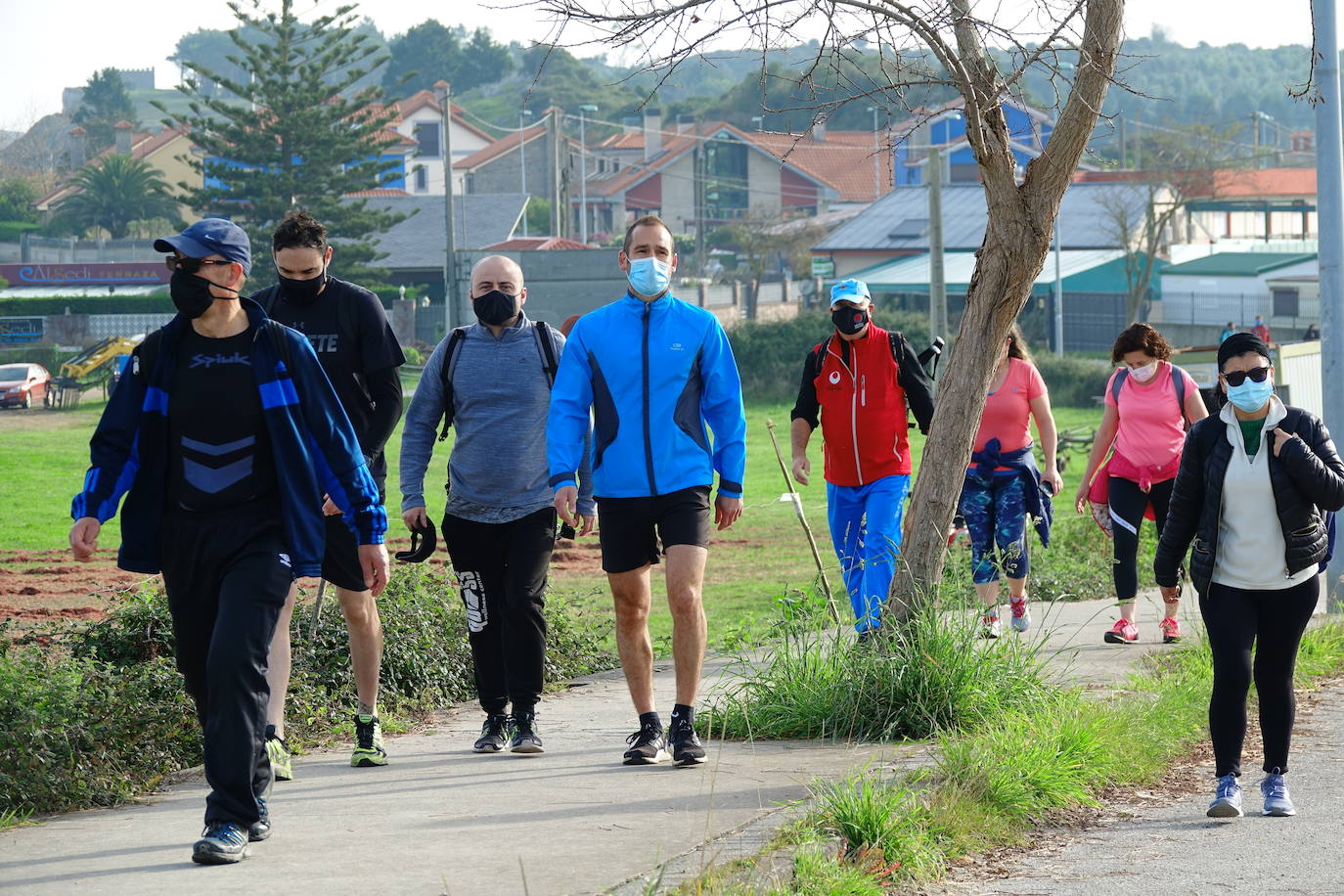 Más de medio centenar de hosteleros de Llanes se han reunido este martes para realizar una caminata de 22 kilómetros desde la villa hasta Nueva, pasando por Posada, para pedir su reapertura, tras casi un mes cerrados a causa de la segunda ola del coronavirus. «Necesitamos volver a trabajar, Llanes vive del turismo», reclamaban algunos participantes. 