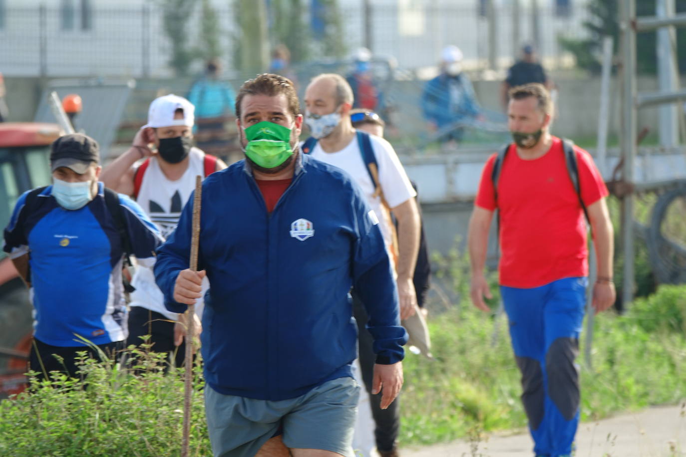 Más de medio centenar de hosteleros de Llanes se han reunido este martes para realizar una caminata de 22 kilómetros desde la villa hasta Nueva, pasando por Posada, para pedir su reapertura, tras casi un mes cerrados a causa de la segunda ola del coronavirus. «Necesitamos volver a trabajar, Llanes vive del turismo», reclamaban algunos participantes. 