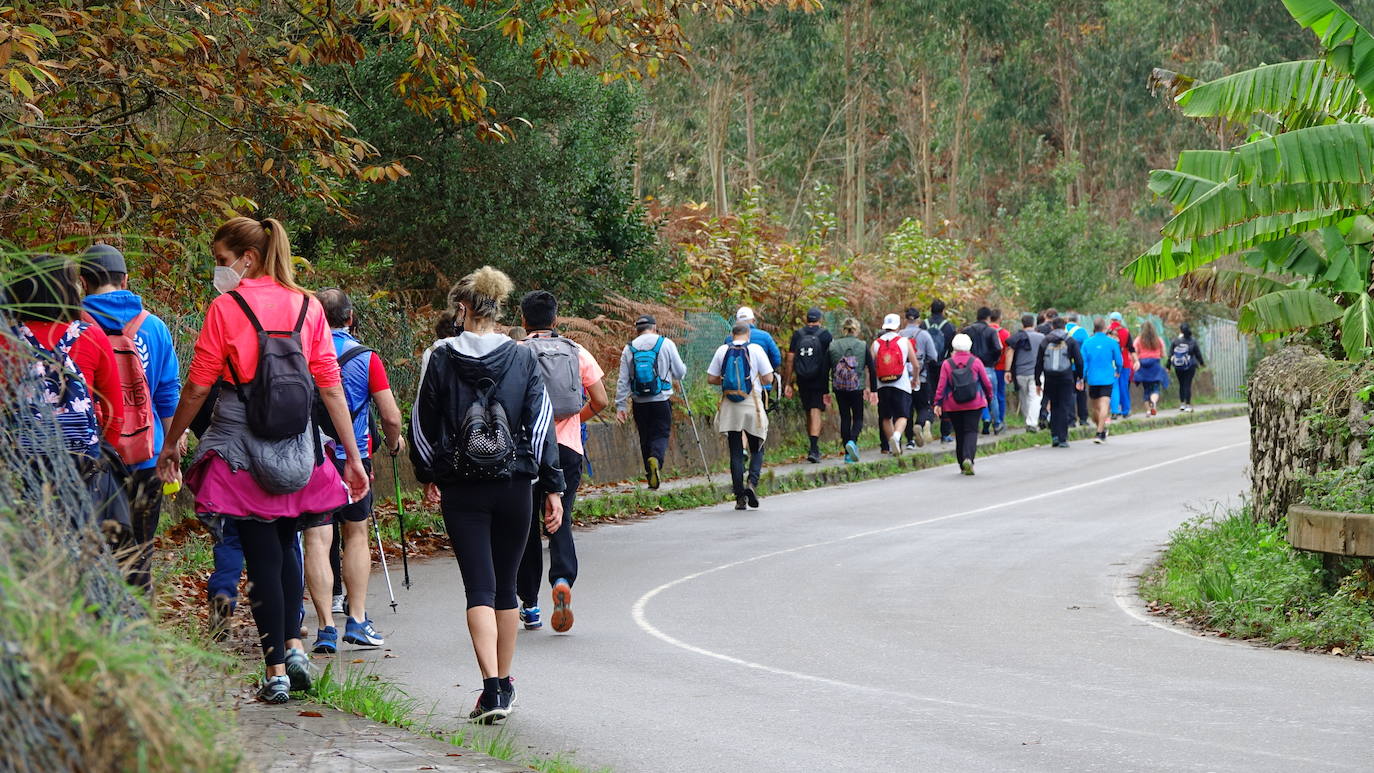 Más de medio centenar de hosteleros de Llanes se han reunido este martes para realizar una caminata de 22 kilómetros desde la villa hasta Nueva, pasando por Posada, para pedir su reapertura, tras casi un mes cerrados a causa de la segunda ola del coronavirus. «Necesitamos volver a trabajar, Llanes vive del turismo», reclamaban algunos participantes. 