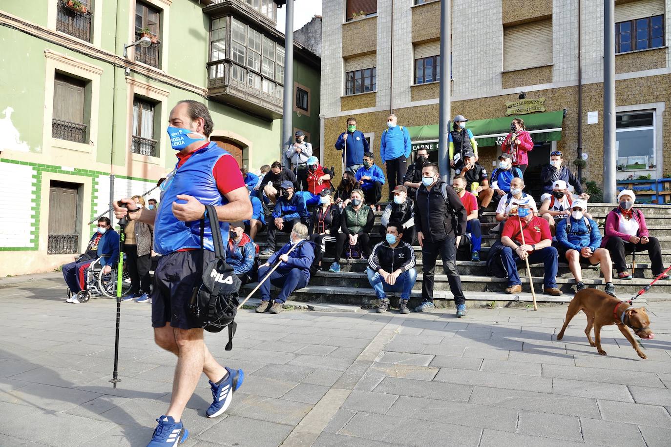 Más de medio centenar de hosteleros de Llanes se han reunido este martes para realizar una caminata de 22 kilómetros desde la villa hasta Nueva, pasando por Posada, para pedir su reapertura, tras casi un mes cerrados a causa de la segunda ola del coronavirus. «Necesitamos volver a trabajar, Llanes vive del turismo», reclamaban algunos participantes. 