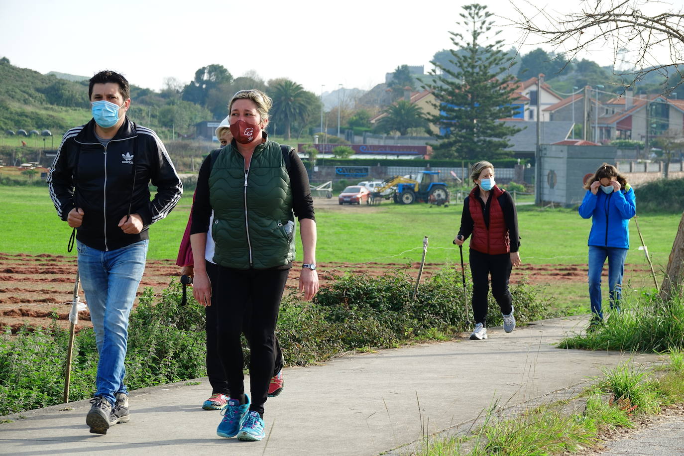 Más de medio centenar de hosteleros de Llanes se han reunido este martes para realizar una caminata de 22 kilómetros desde la villa hasta Nueva, pasando por Posada, para pedir su reapertura, tras casi un mes cerrados a causa de la segunda ola del coronavirus. «Necesitamos volver a trabajar, Llanes vive del turismo», reclamaban algunos participantes. 