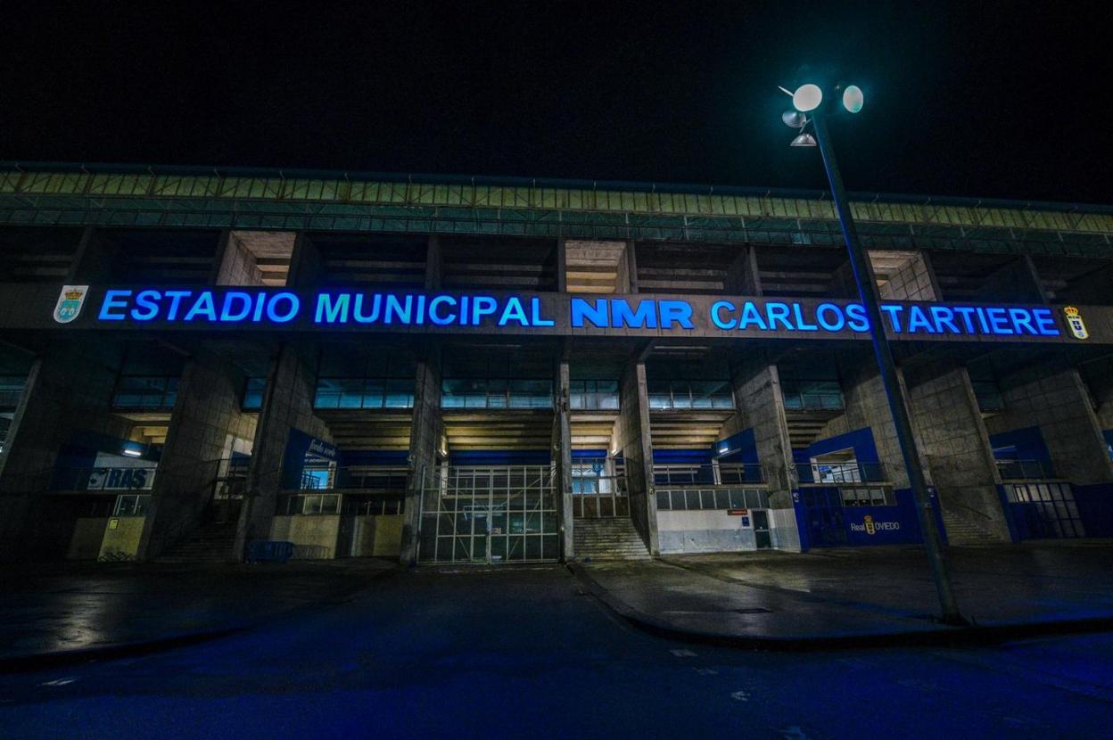 Imagen del rotulo luminoso con la nueva denominación del estadio y los escudos. 