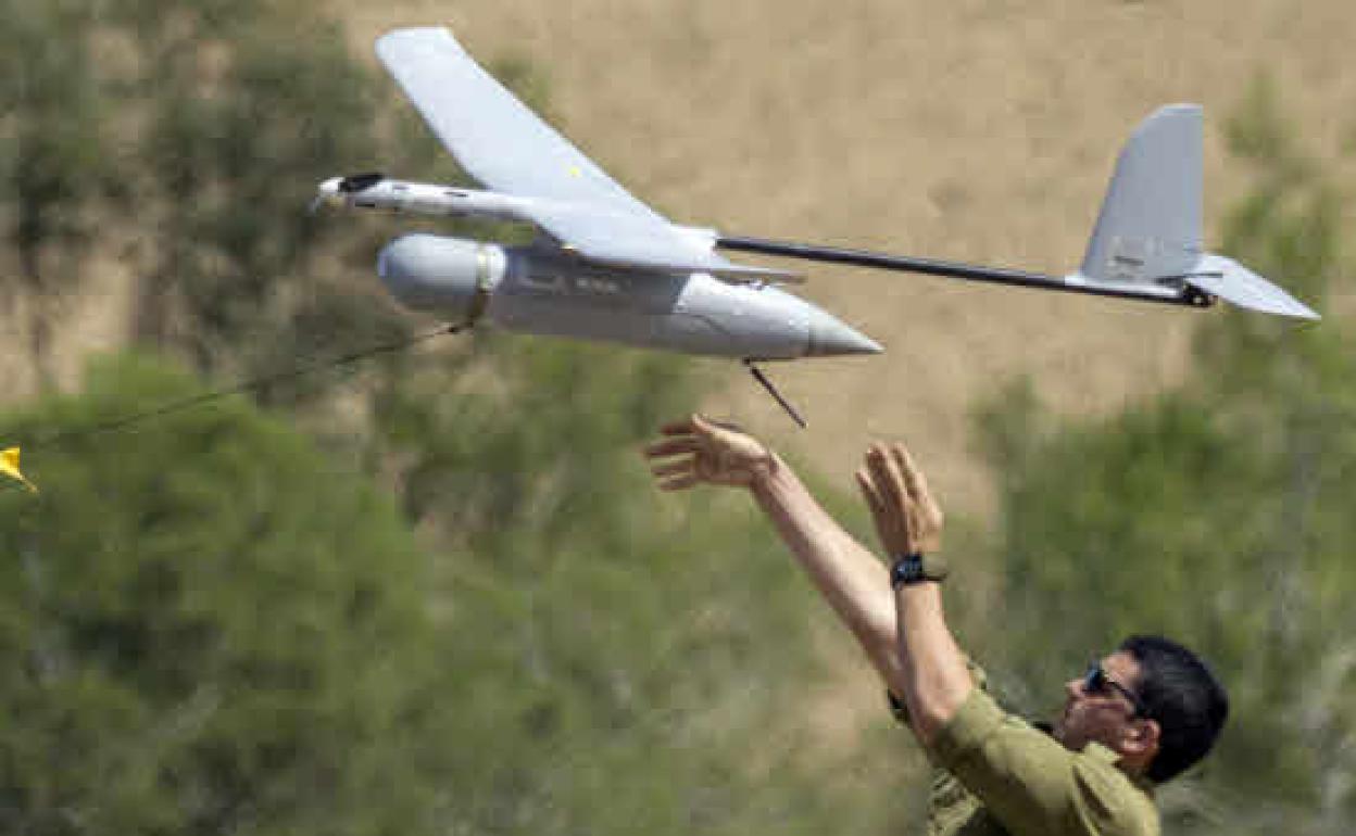 Un soldado israelí lanza un dron