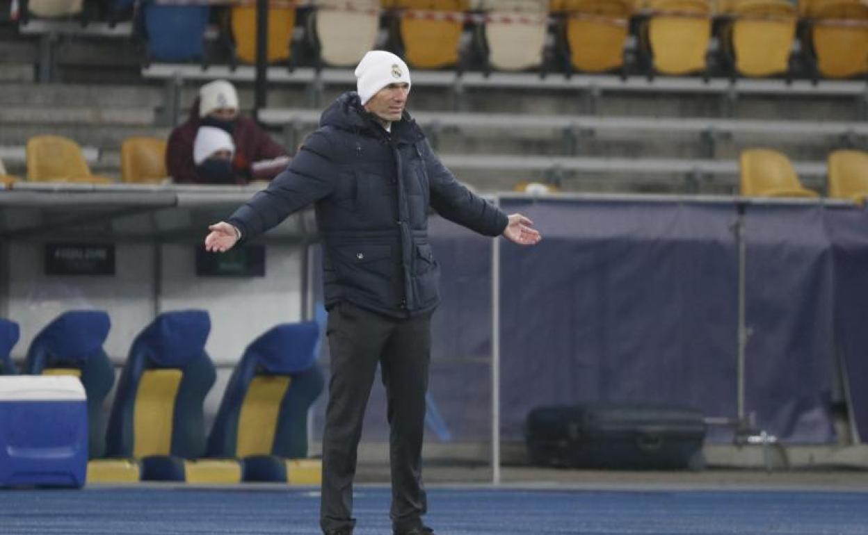 Zinedine Zidane, contrariado durante el partido ante el Shakhtar. 