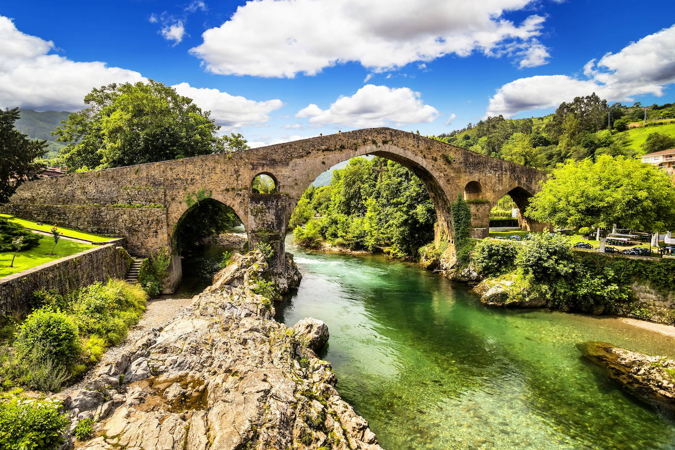 La Red de Pueblos Mágicos de España ha distinguido a Cangas de Onís con el premio a Pueblo Mágico del año. Es la segunda vez que la organización entrega estos galardones, que han reconocido en total a seis municipios o comarcas de España —entre ellos, Taramundi—, además de a organizaciones, celebraciones y productos alimentarios. La red Pueblos Mágicos de España, de la que también forman parte Luarca y San Esteban de Pravia, es una iniciativa que pretende ayudar a los municipios a poner en valor sus recursos locales impulsando el Desarrollo Turístico Local. El paisaje y la gastornomía, el patrimonio, las costumbres e incluso la calidad de vida de sus habitantes son algunos de los aspectos que se evalúan | En la imagen, Cangas de Onís