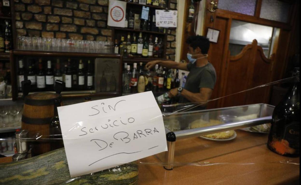 El comité asesor sobre la pandemia en Asturias dice que las barras de los bares no deben abrir «en ningún momento»