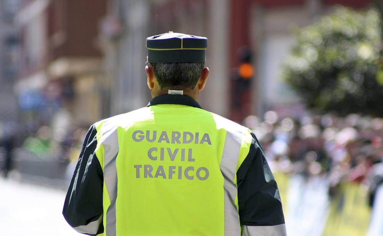 Los agentes de Tráfico realizaban un servicio de seguridad vial en la A-8, a la altura de Laredo. 