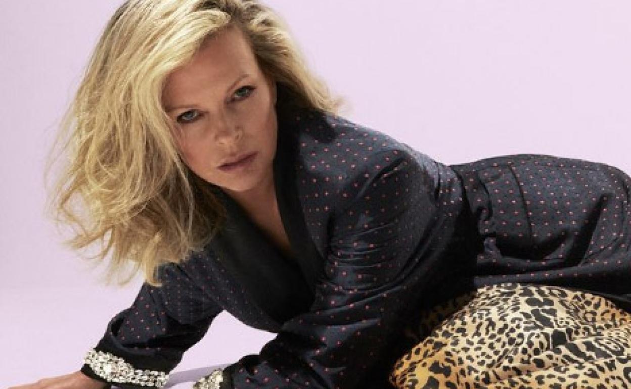 Kim Basinger vuelve a sus orígenes como modelo con Miu Miu