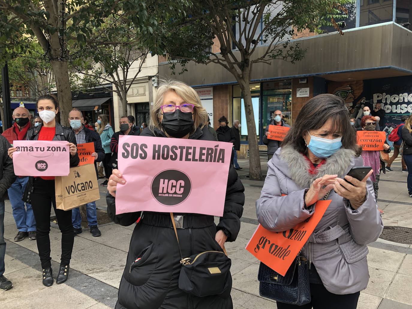 Representantes de la plataforma Hostelería con Conciencia se han concentrado en el centro de Gijón para pedir a las administraciones central, autonómica y local que les ayuden a hacer frente a los costes que tienen que soportar