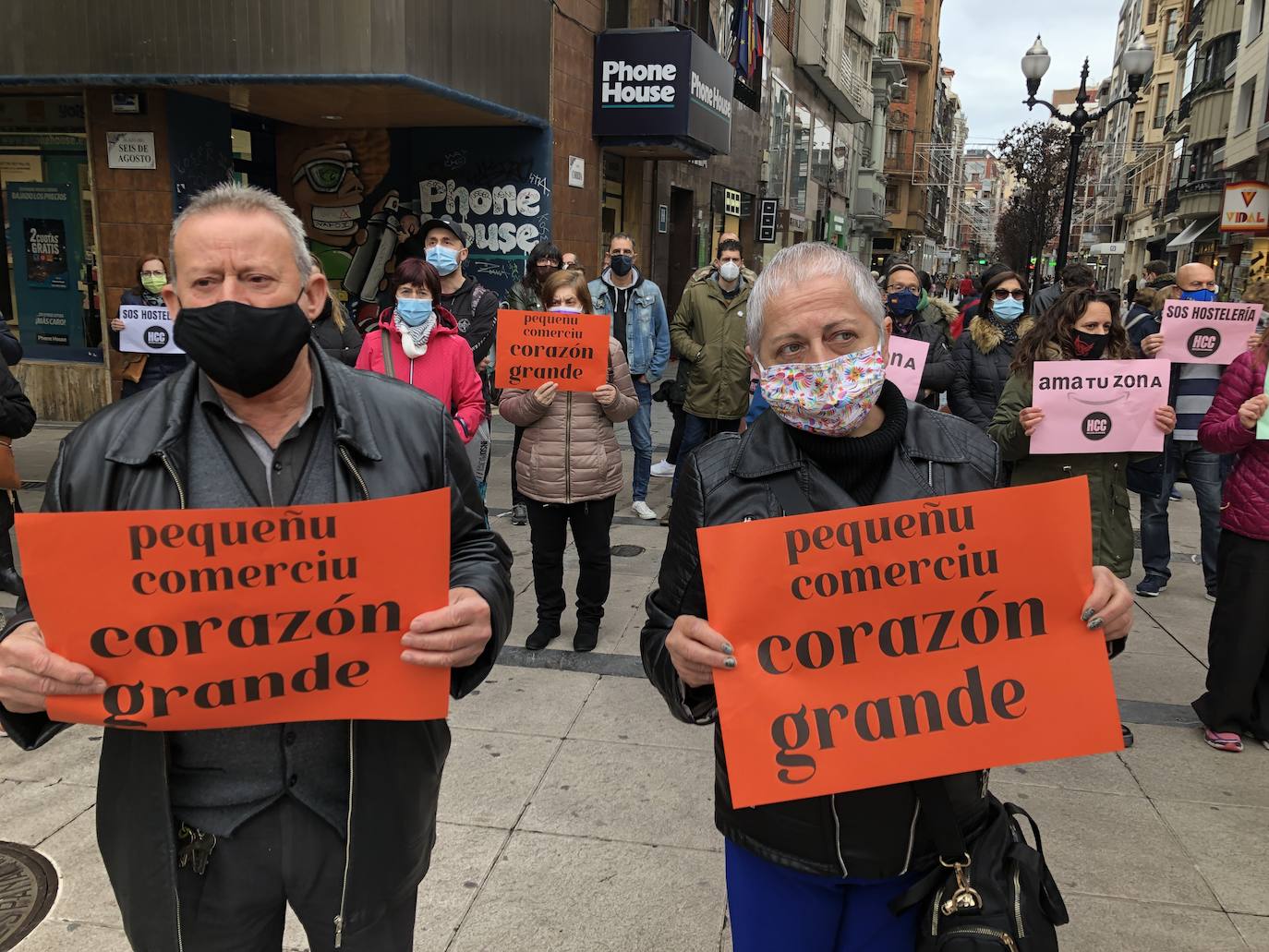 Representantes de la plataforma Hostelería con Conciencia se han concentrado en el centro de Gijón para pedir a las administraciones central, autonómica y local que les ayuden a hacer frente a los costes que tienen que soportar
