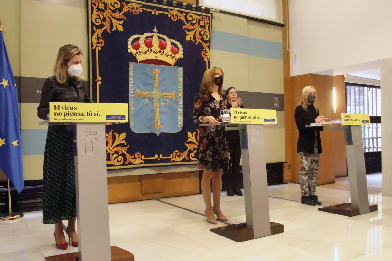 Cárcaba, junto a las directoras generales de Presupuestos, Eva Díaz, y de Finanzas, Mar García Salgado. 