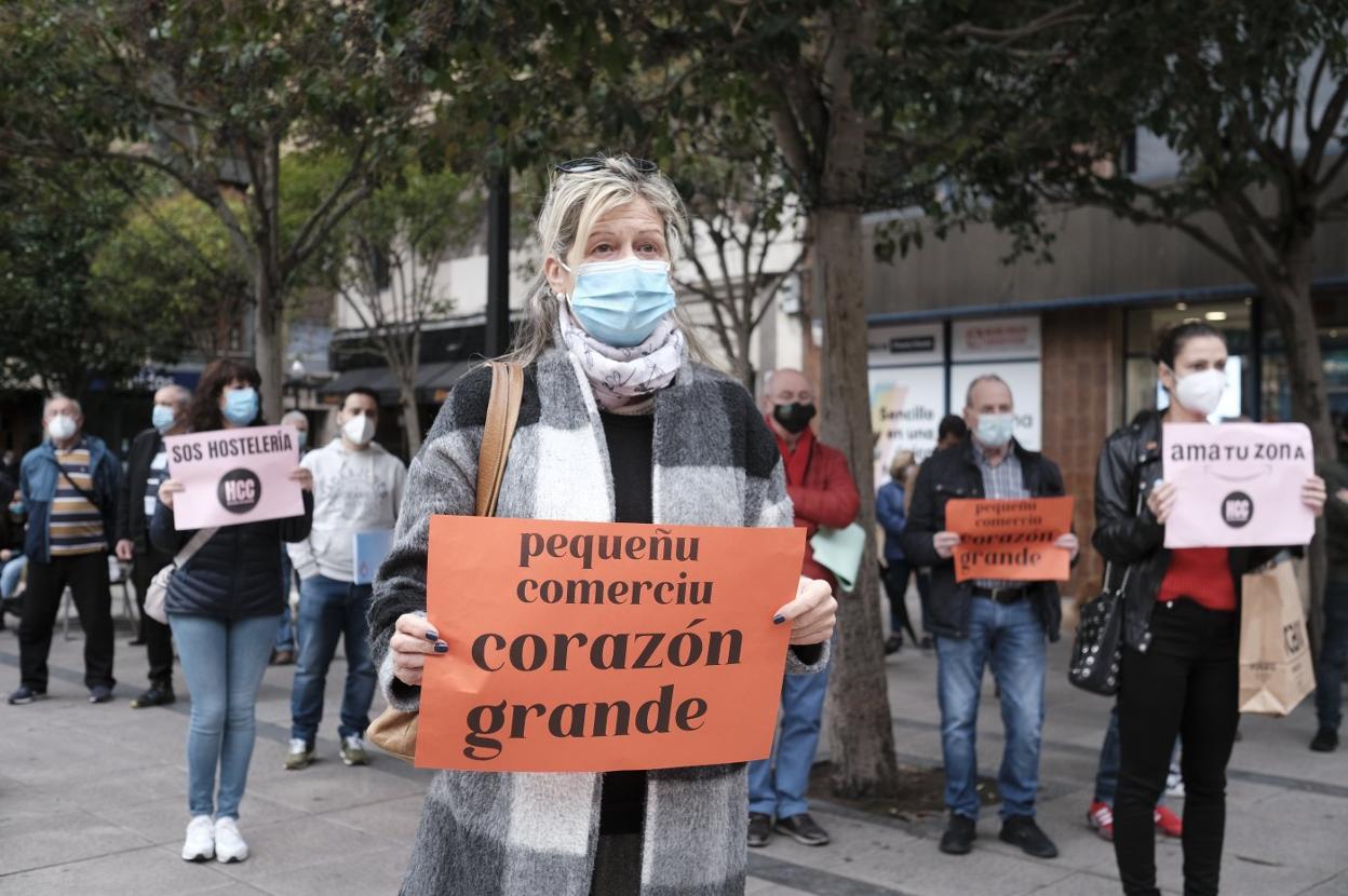 Los hosteleros y comerciantes gijoneses llevaron sus protestas a la plaza del Seis de Agosto y a la calle Corrida. 