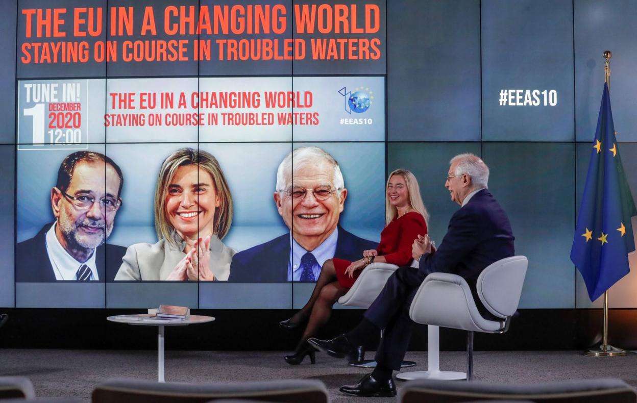 Josep Borrell -y en pantalla sus antecesores Federica Mogherini y Javier Solana-, conmemoró el martes los 10 años del Servicio Europeo de Acción Exterior. 