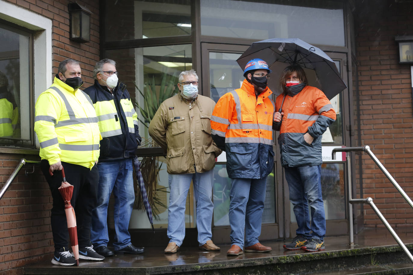 Más de un centenar de trabajadores se movilizaron a las puertas de la entrada en Sotiello de ArcelorMittal una vez que la compañía decretase ayer el cierre patronal en la acería de Gijón hasta que dure la conflictividad