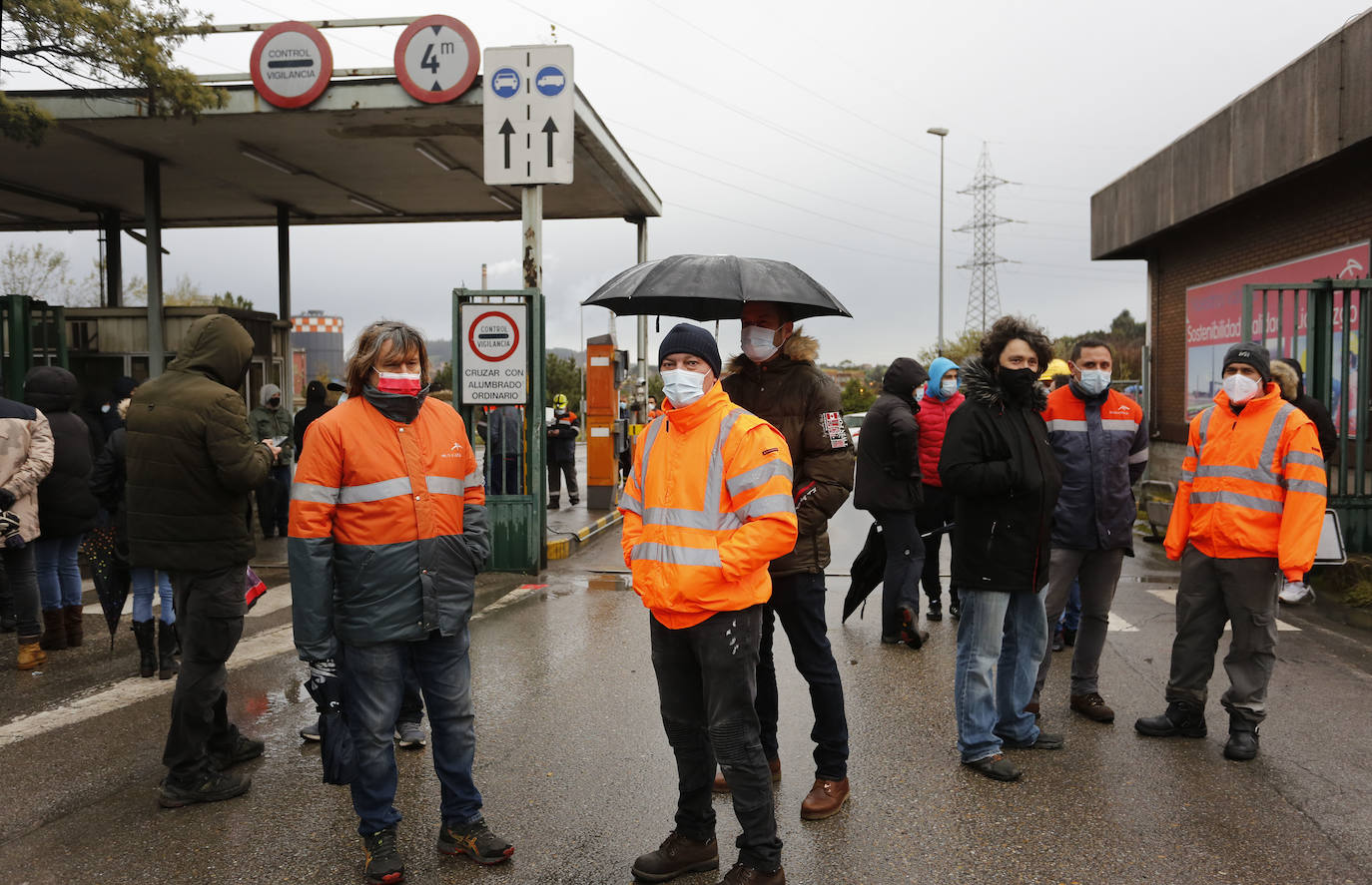 Más de un centenar de trabajadores se movilizaron a las puertas de la entrada en Sotiello de ArcelorMittal una vez que la compañía decretase ayer el cierre patronal en la acería de Gijón hasta que dure la conflictividad