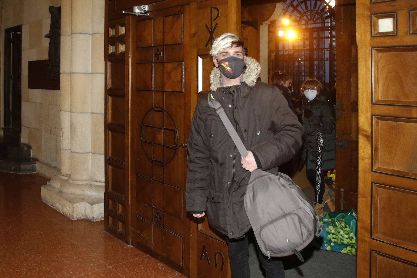 Cinco hosteleros comienzan su encierro en la iglesia de San Pedro. «Estaremos aquí hasta que nos den una respuesta. Tienen que ayudarnos, hay gente que ya no tiene para comer», afirmaron antes de entrar en la iglesia