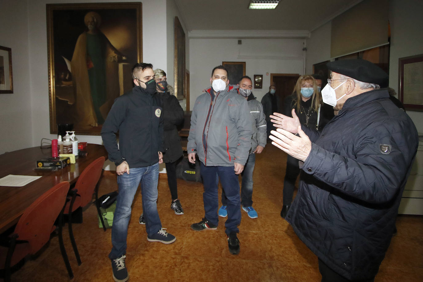 Cinco hosteleros comienzan su encierro en la iglesia de San Pedro. «Estaremos aquí hasta que nos den una respuesta. Tienen que ayudarnos, hay gente que ya no tiene para comer», afirmaron antes de entrar en la iglesia